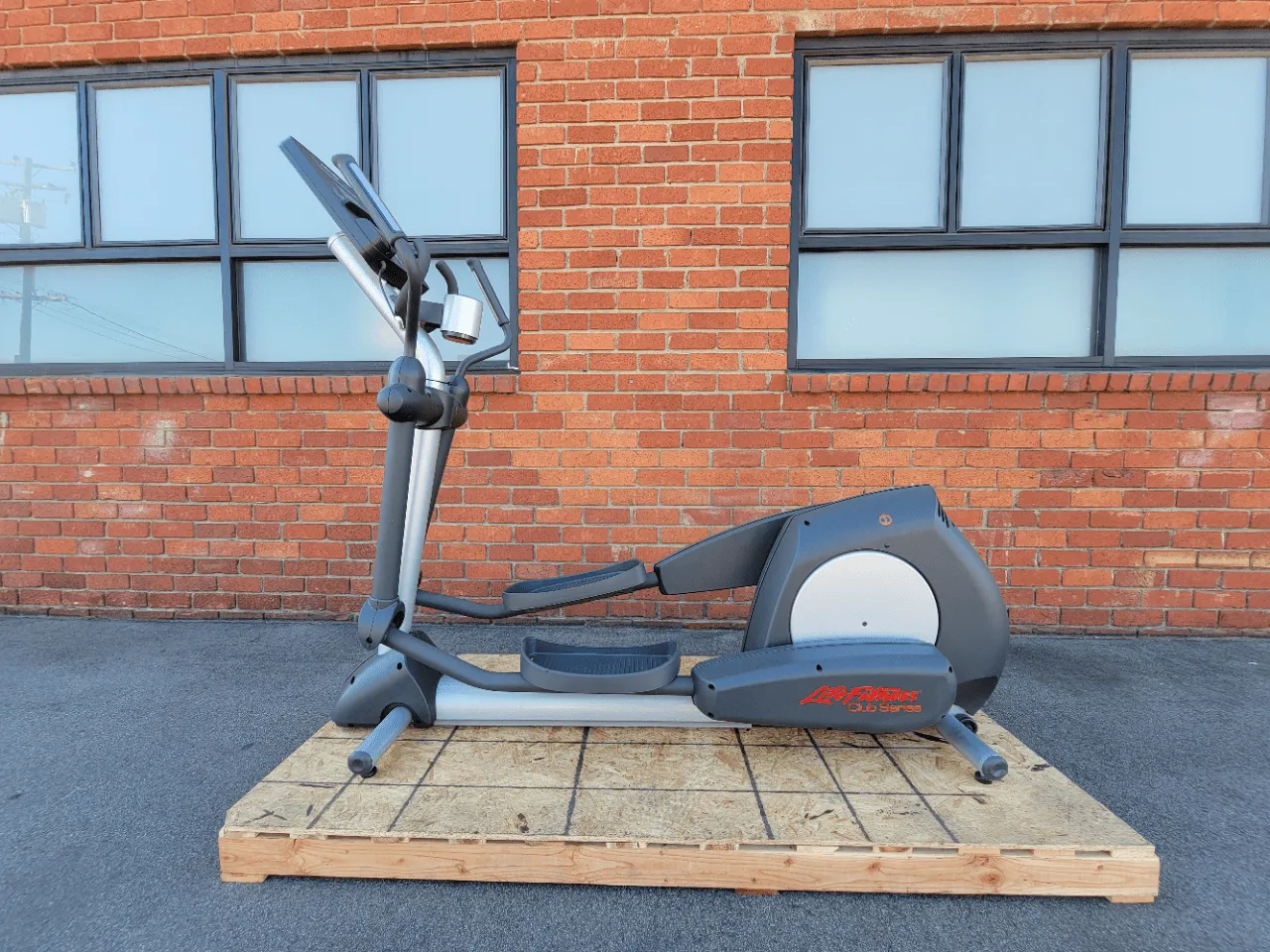 Life Fitness Club Series Elliptical Cross Trainer CSX - Refurbished