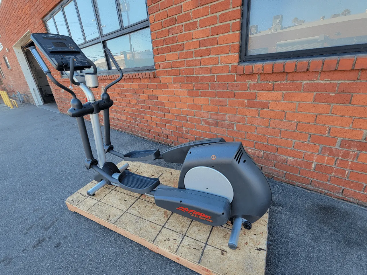 Life Fitness Club Series Elliptical Cross Trainer CSX - Refurbished