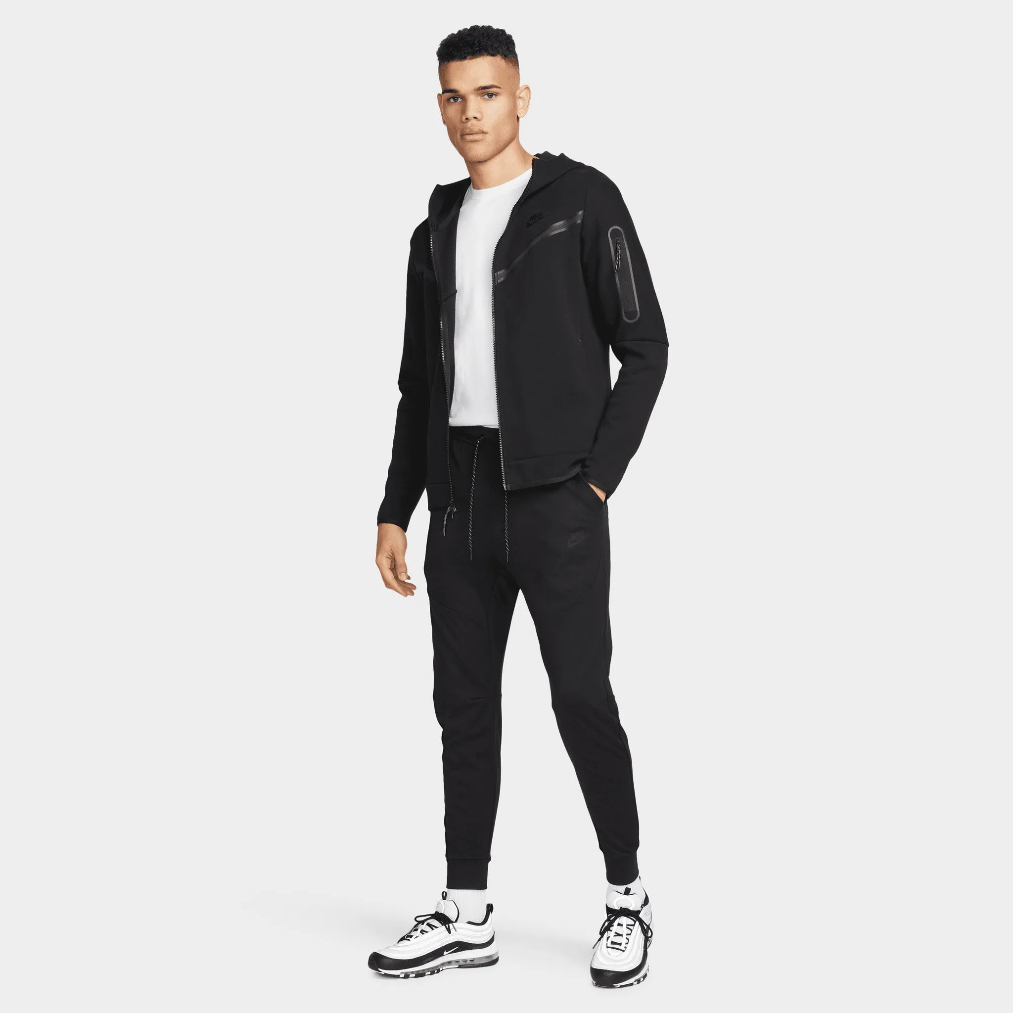 Nike Sportswear Tech Fleece Lightweight Slim Fit Joggers / Black